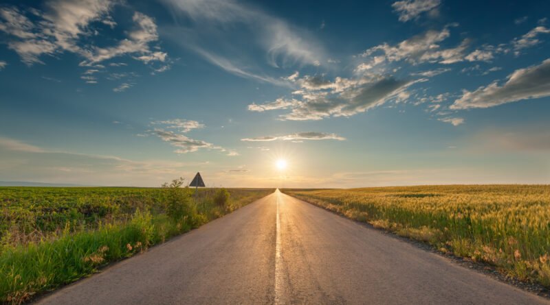 Ruta vacía al atardecer, ilustra la tragedia del youtuber Chatterbox en la Ruta 5