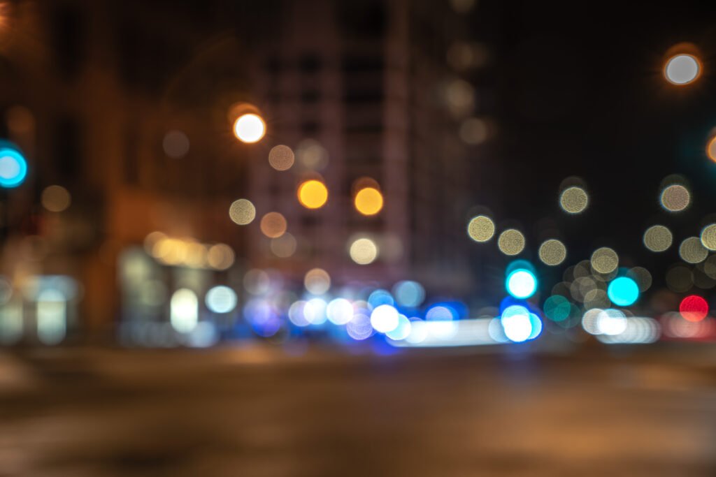 accidente en Flores: luces de emergencia rojas y azules en una calle de ciudad de noche