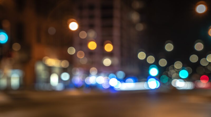 accidente en Flores: luces de emergencia rojas y azules en una calle de ciudad de noche