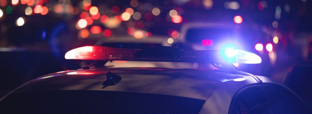 accidente en General Paz: luces de emergencia policial en la ruta