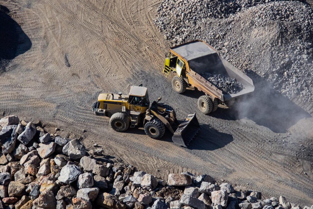 actividad económica: excavadora cargando un camión minero
