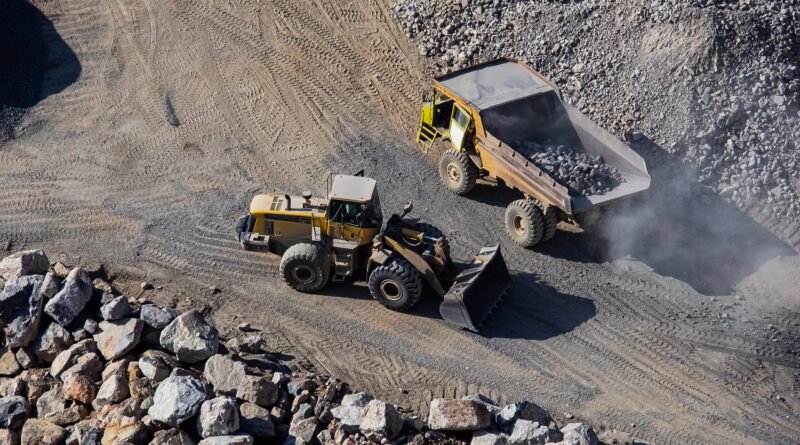 actividad económica: excavadora cargando un camión minero