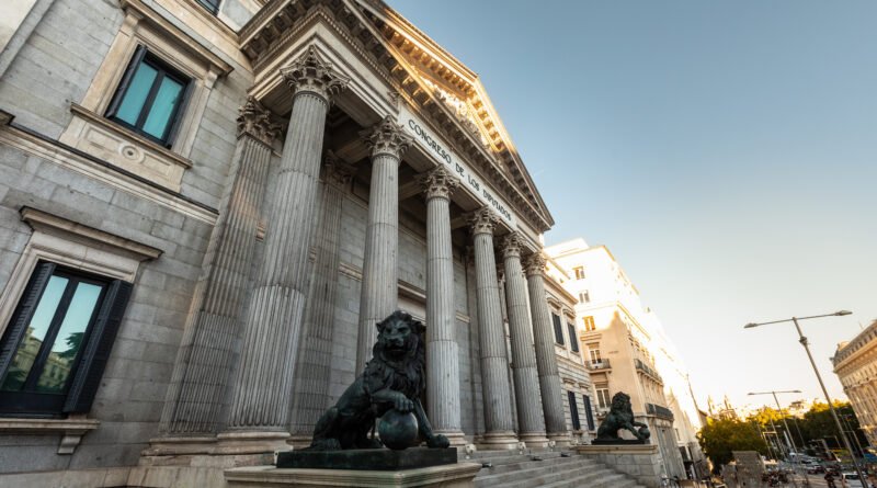 agenda del Congreso: fachada de un palacio legislativo con columnas