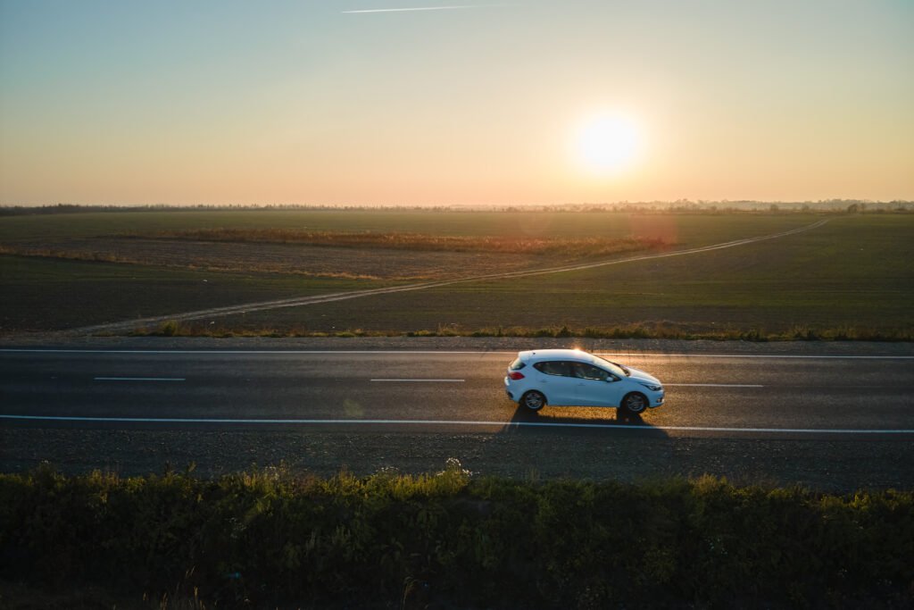 Aion V: auto eléctrico moderno en una ruta al atardecer