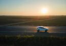 Aion V: auto eléctrico moderno en una ruta al atardecer