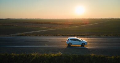 Aion V: auto eléctrico moderno en una ruta al atardecer