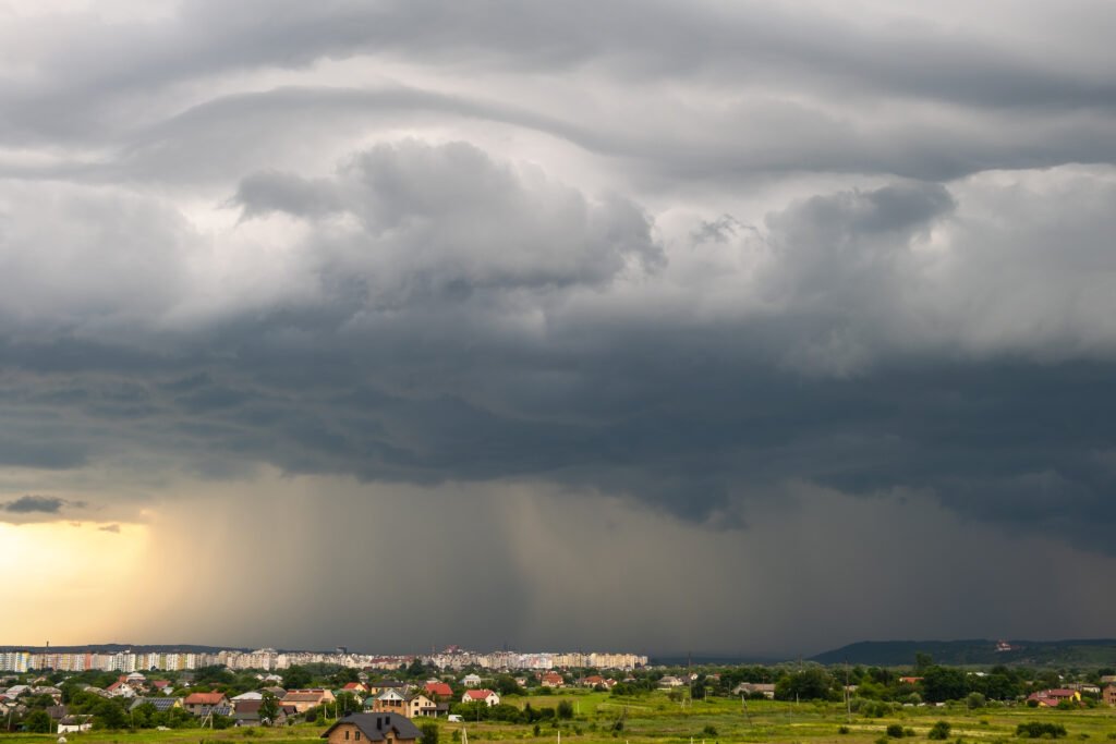 alerta por ciclogénesis: nubes oscuras de tormenta y lluvia sobre un pueblo