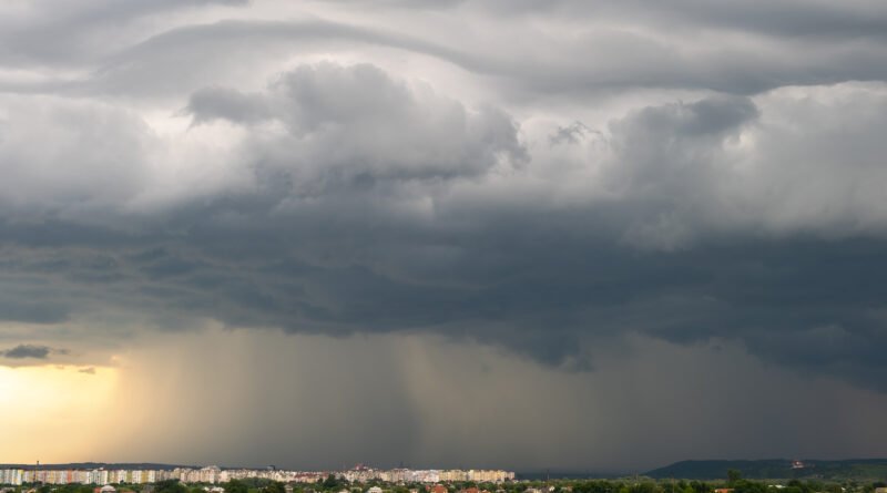 alerta por ciclogénesis: nubes oscuras de tormenta y lluvia sobre un pueblo