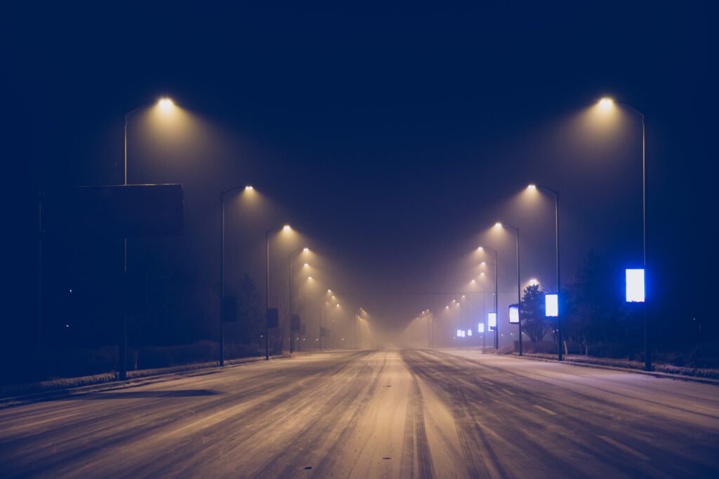 alerta por frío: calle nevada en una noche de invierno