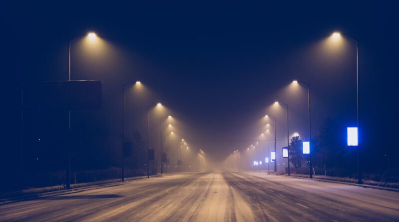 alerta por frío: calle nevada en una noche de invierno
