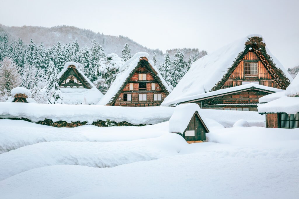 alerta por nevadas: pueblo de montaña cubierto de nieve