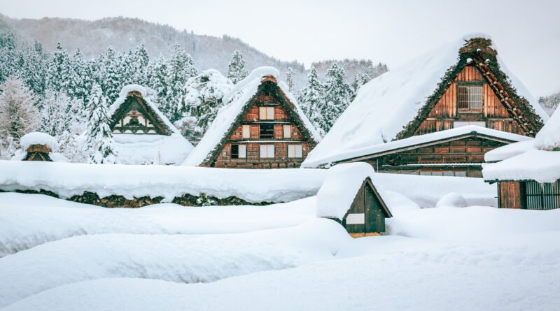alerta por nevadas: pueblo de montaña cubierto de nieve