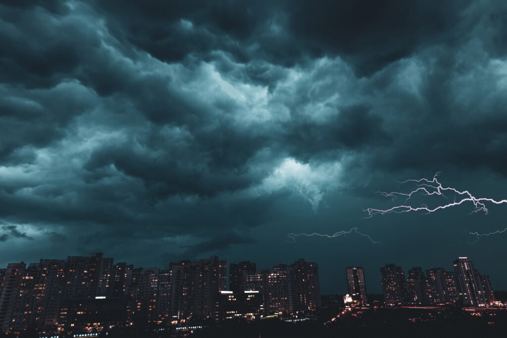 alerta por tormenta: nubes oscuras y rayos sobre una ciudad