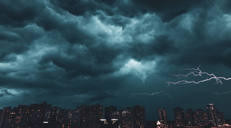 alerta por tormenta: nubes oscuras y rayos sobre una ciudad