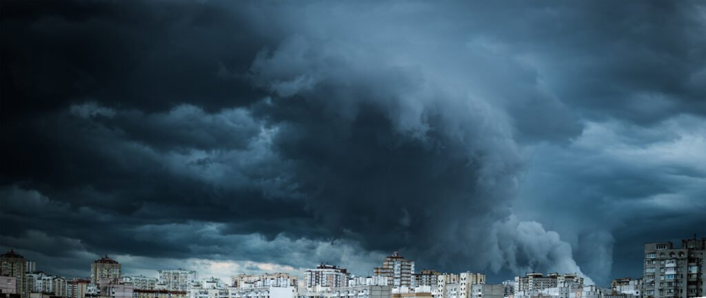 alerta por tormentas: nubes de tormenta oscuras sobre edificios de la ciudad