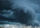 alerta por tormentas: nubes de tormenta oscuras sobre edificios de la ciudad