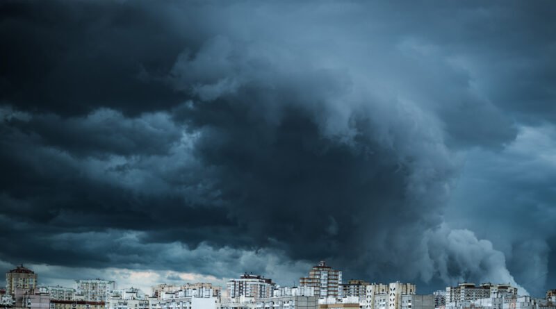 alerta por tormentas: nubes de tormenta oscuras sobre edificios de la ciudad