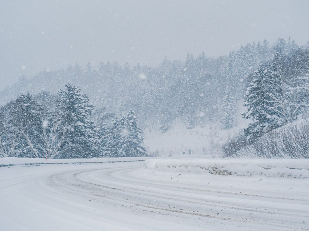 Alerta por temporal: nevada en una ruta de montaña