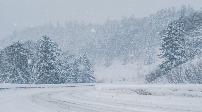 Alerta por temporal: nevada en una ruta de montaña