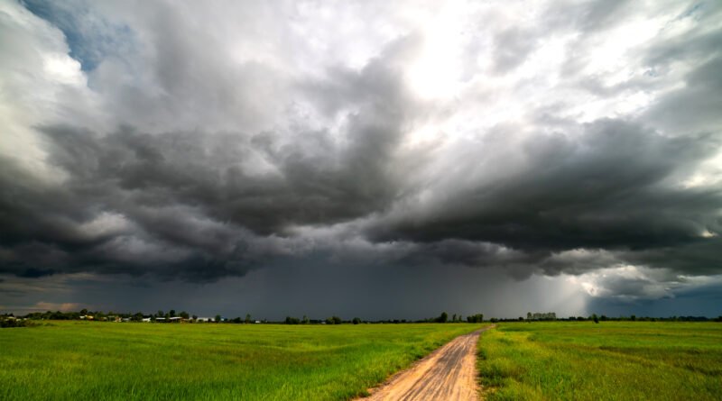 alerta por tormentas: nubes de tormenta y lluvia sobre un camino rural