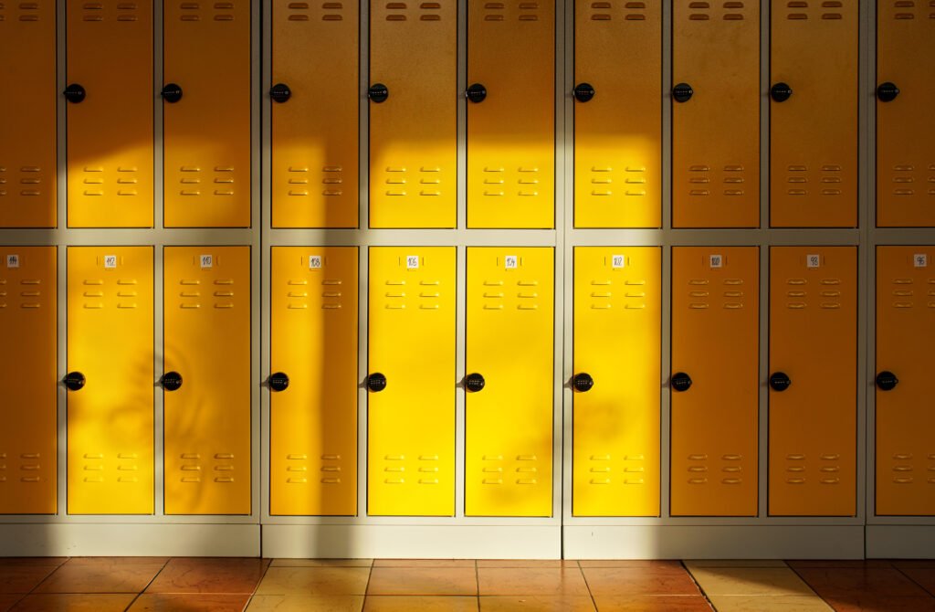 amenazas en escuelas: pasillo de colegio con lockers y luz natural