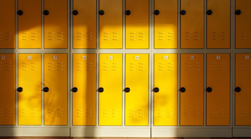 amenazas en escuelas: pasillo de colegio con lockers y luz natural