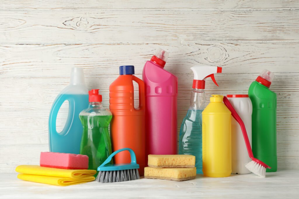 ANMAT prohibió un insecticida: botellas de productos de limpieza sobre una mesa