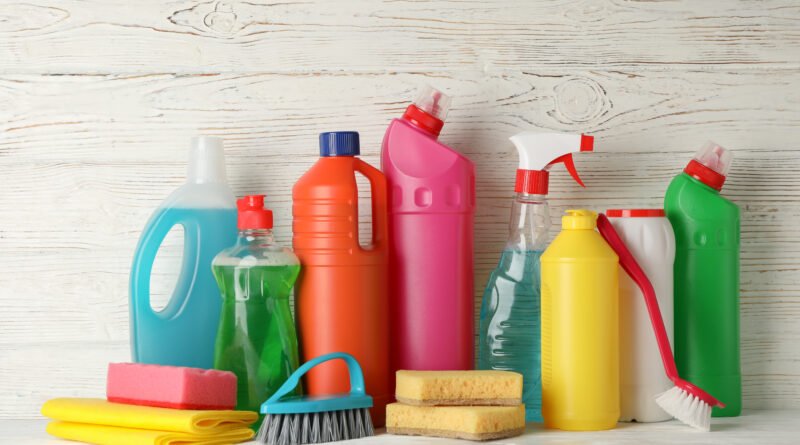 ANMAT prohibió un insecticida: botellas de productos de limpieza sobre una mesa