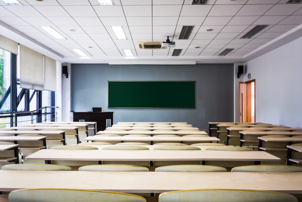 arma en la escuela: aula vacía con bancos y pizarrón