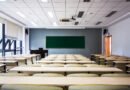 arma en la escuela: aula vacía con bancos y pizarrón