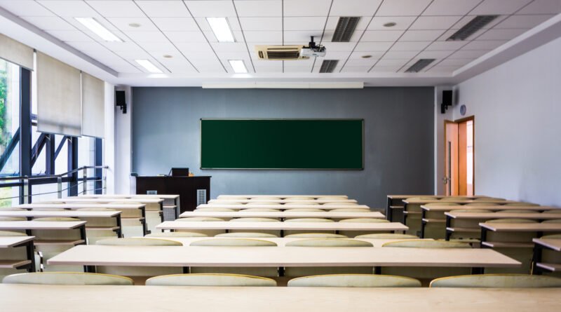 arma en la escuela: aula vacía con bancos y pizarrón