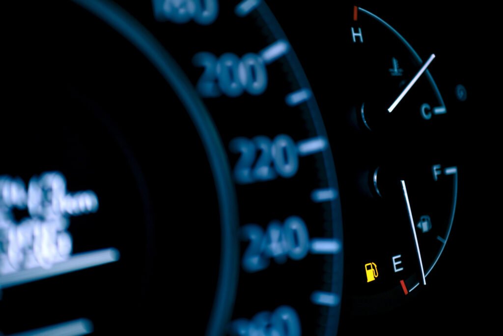 aumento de naftas: tablero de un auto mostrando el medidor de combustible