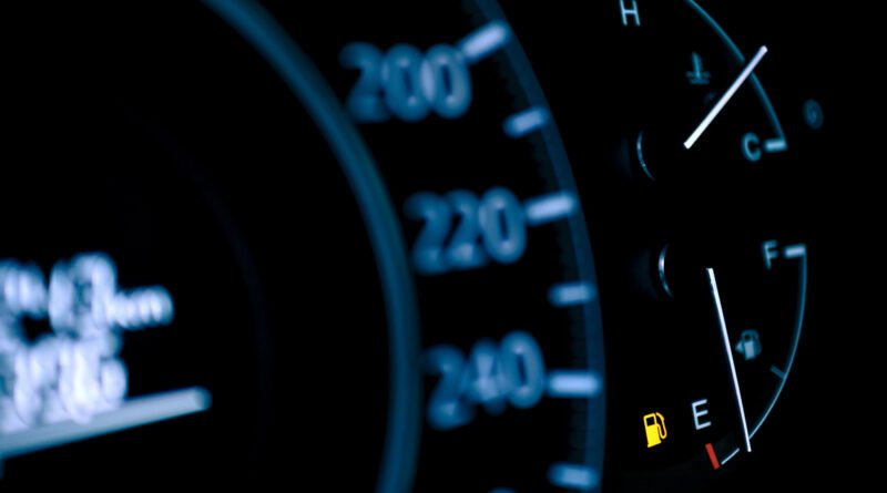 aumento de naftas: tablero de un auto mostrando el medidor de combustible