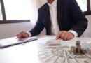 aumento a estatales: calculadora, monedas y dinero sobre un escritorio