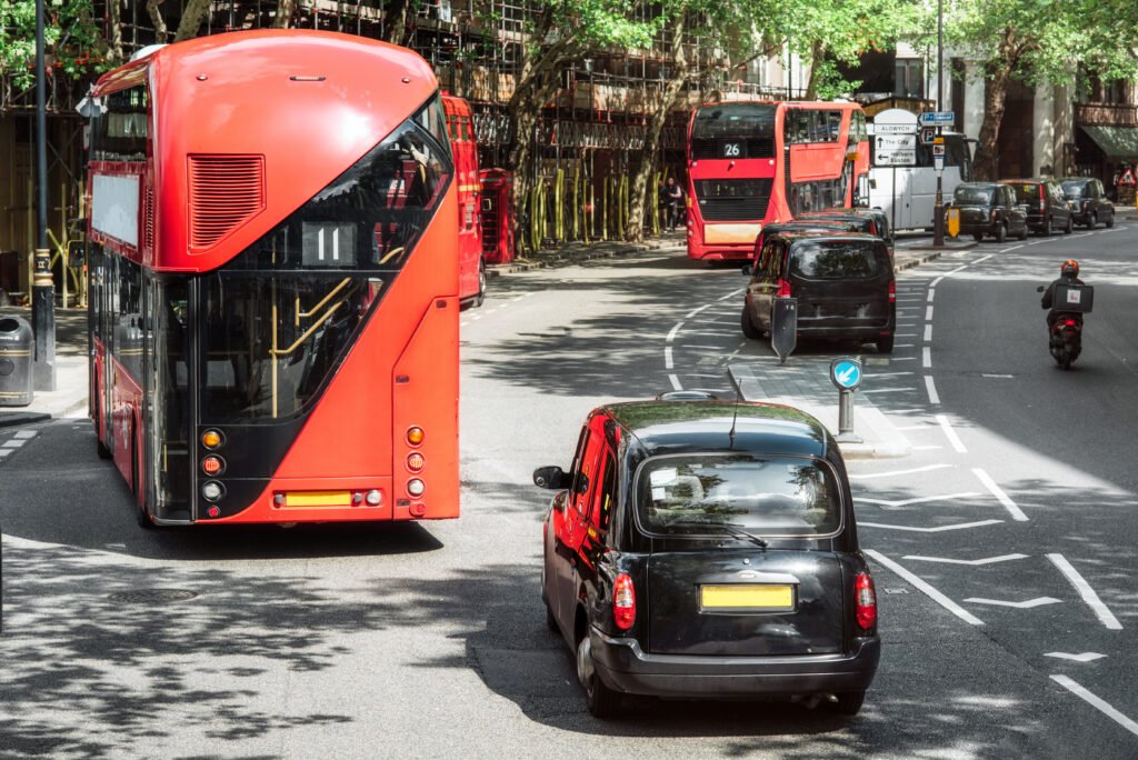 aumento del transporte: colectivos urbanos circulando por una avenida