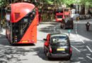 aumento del transporte: colectivos urbanos circulando por una avenida