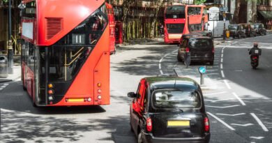 aumento del transporte: colectivos urbanos circulando por una avenida