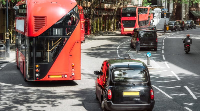 aumento del transporte: colectivos urbanos circulando por una avenida