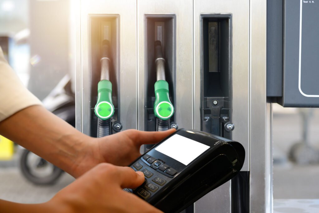 aumentos de septiembre: surtidor de estación de servicio y pago