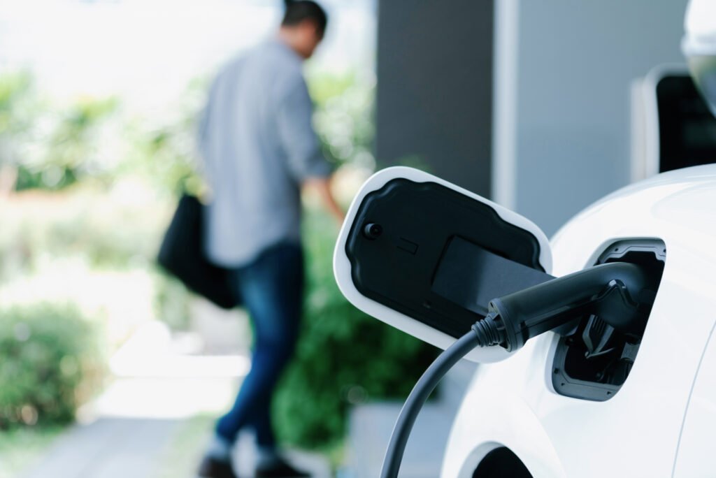 auto eléctrico más barato: vehículo eléctrico cargando en una estación hogareña