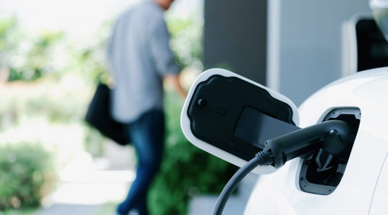 auto eléctrico más barato: vehículo eléctrico cargando en una estación hogareña