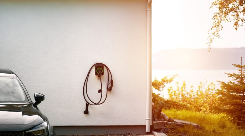 autos 0km más baratos: cargador de pared para auto eléctrico en un garaje
