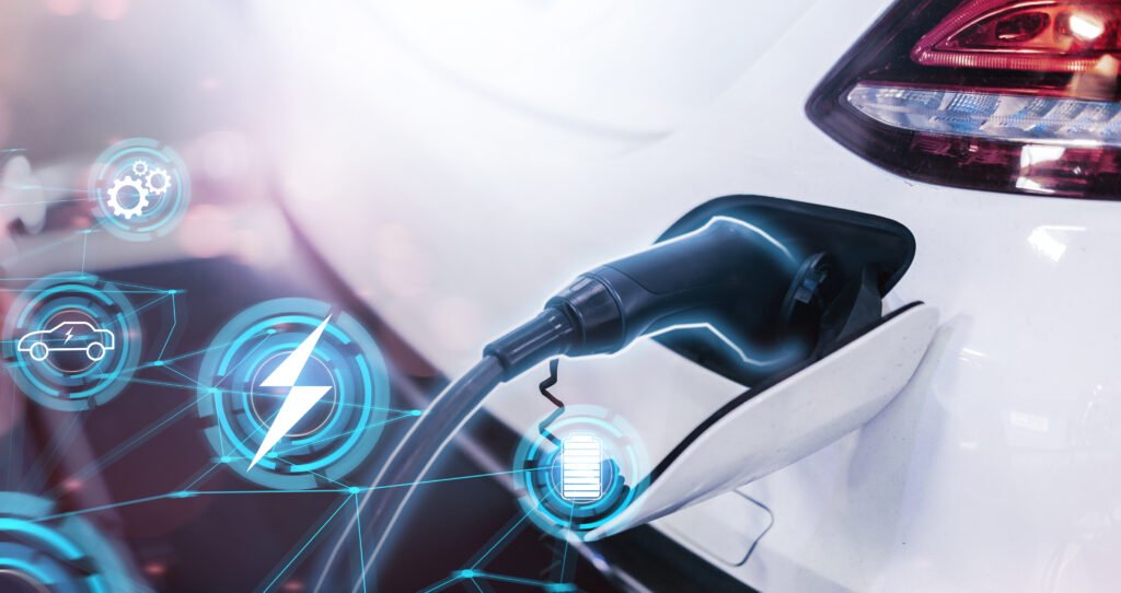 autos 0km más baratos: auto eléctrico conectado a un cargador