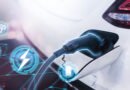 autos 0km más baratos: auto eléctrico conectado a un cargador