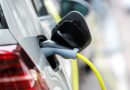 autos 0km más baratos: auto eléctrico cargando con un cable de energía