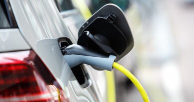 autos 0km más baratos: auto eléctrico cargando con un cable de energía