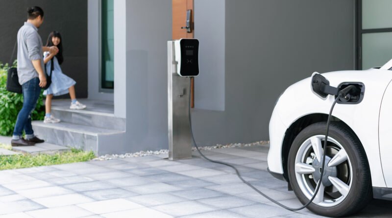 Autos 0km más baratos: un auto eléctrico cargando en una casa