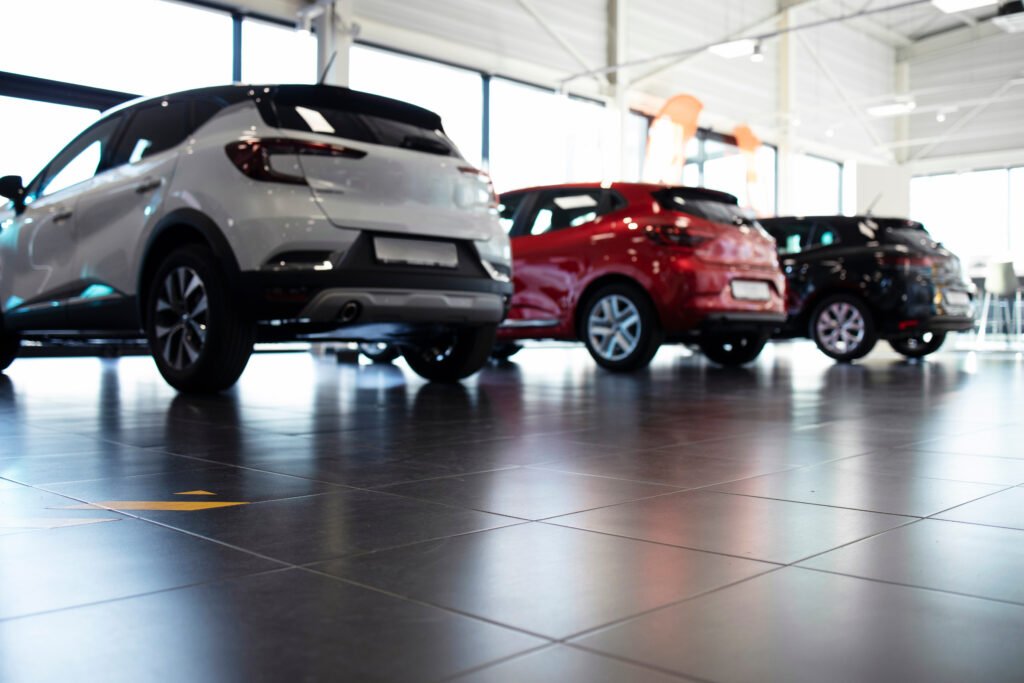 autos más vendidos: salón de una concesionaria con autos 0km en exhibición