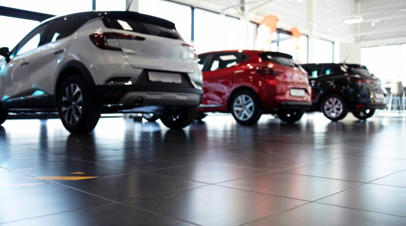 autos más vendidos: salón de una concesionaria con autos 0km en exhibición