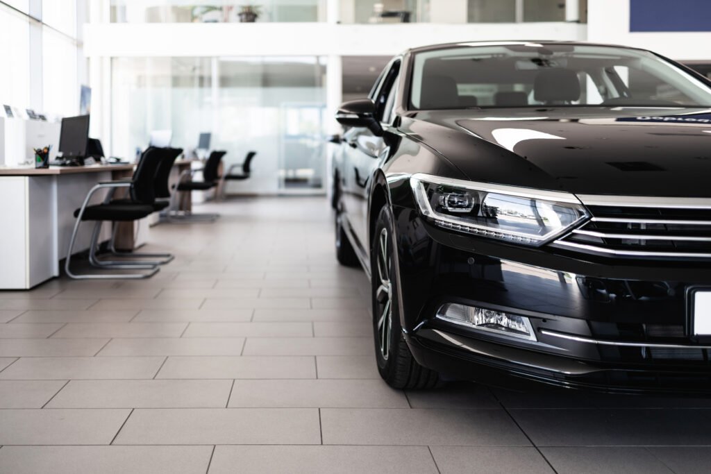autos mexicanos: salón de una concesionaria de autos moderna
